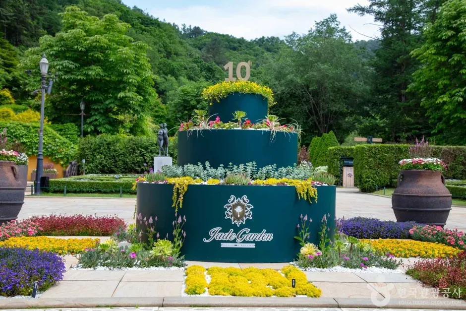 "A European Escape in Korea?"... Gangwon's Jade Garden, a Seasonal Wonderland