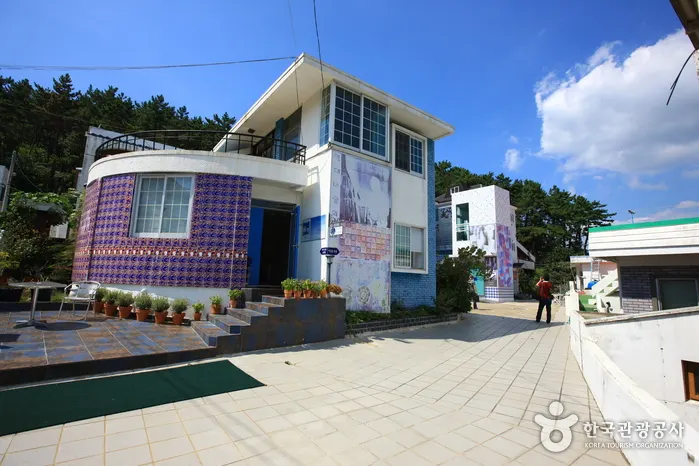 The Jeon Hyuck Lim Mueseum of Art (전혁림 미술관)