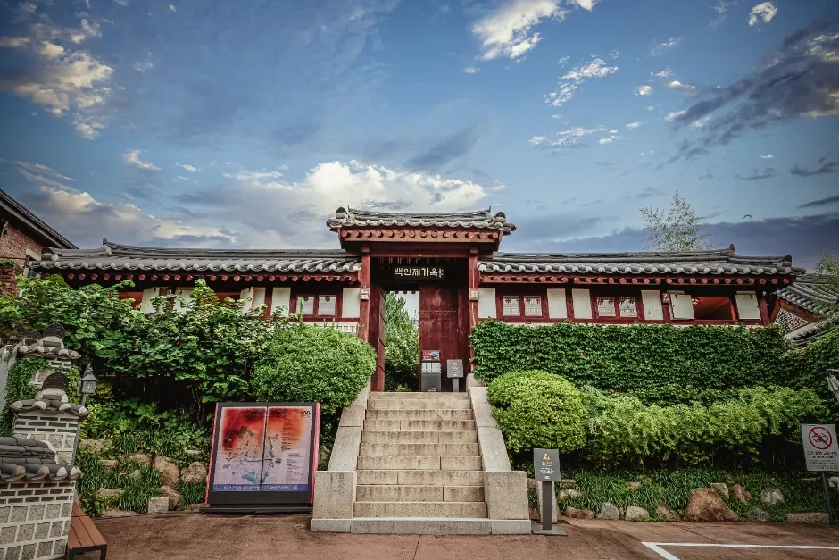 "A Glimpse into Early 20th Century Seoul?"... Baek In-je House, a Colonial-Era Residential Gem