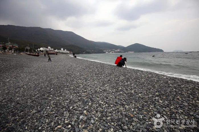 Hakdong Mongdol Beach (학동흑진주몽돌해변)