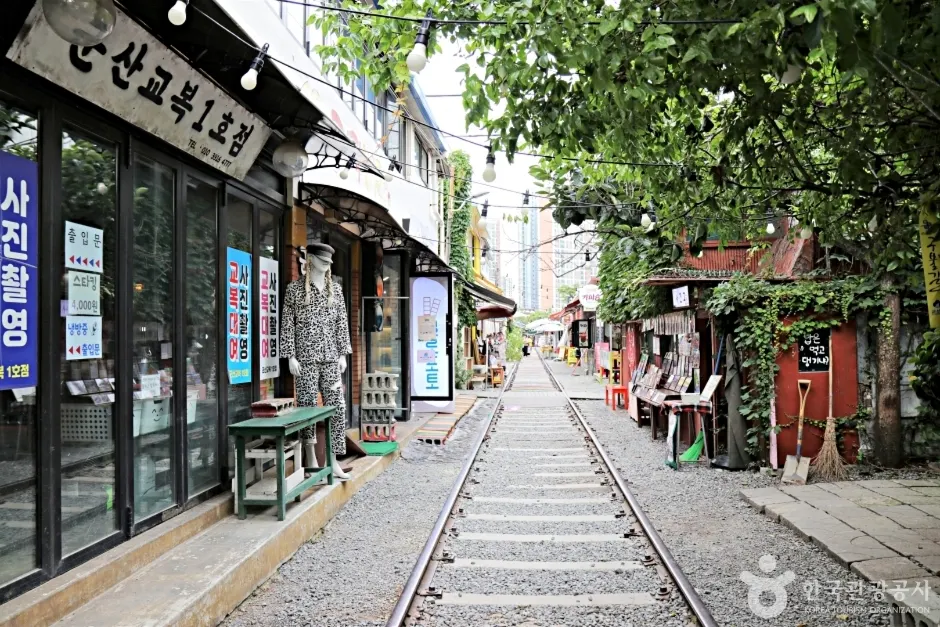 "기차가 집 앞을 스쳐 지나갔다"? 시간 여행 떠나는 군산 경암동 철길마을