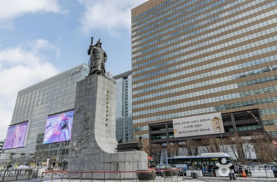 Gwanghwamun Square (광화문 광장)