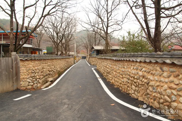 Old Walls of Jijeon Village in Muju (무주 지전마을 옛 담장)