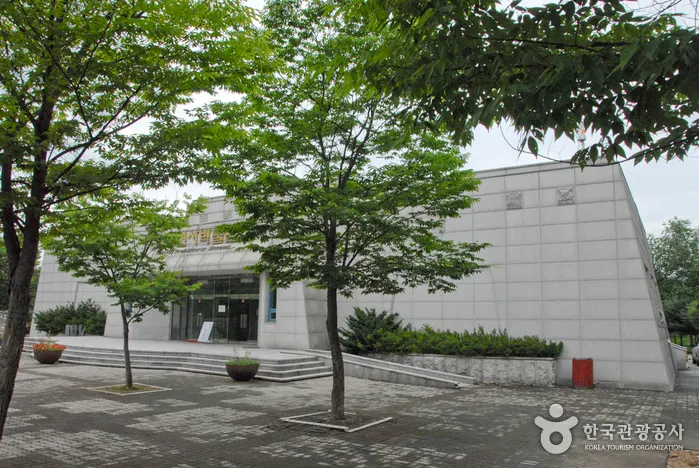 Yanggu Prehistory Museum (양구선사박물관)