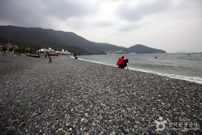 Hakdong Mongdol Beach (학동흑진주몽돌해변)