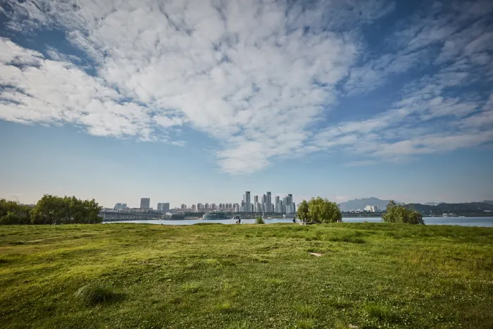 "A Breath of Fresh Air on the Han?"... Ichon Hangang Park, Seoul's Serene Riverside Escape