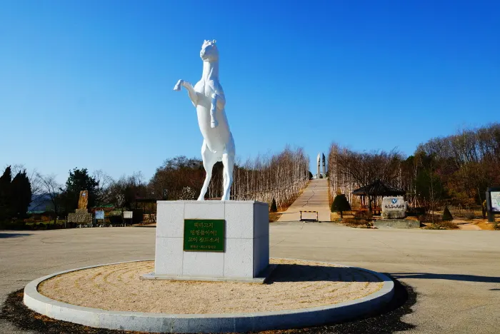 Memorial Tower of Baengmagoji Battlefield and Memorial Museum (백마고지 위령비와 기념관)