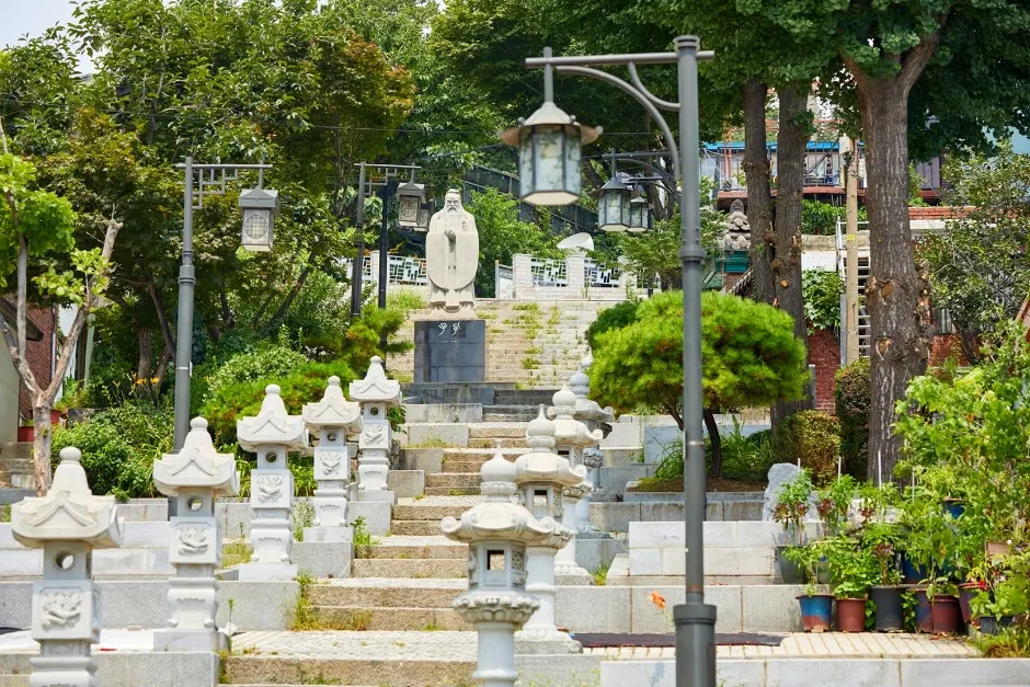Cheongil Jogyeji Stairway (청일조계지 경계 계단)