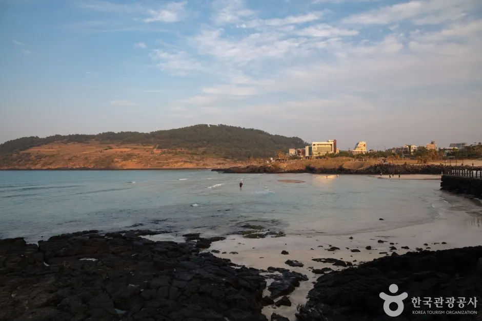 Hamdeok Seoubonghaebyeon Beach (함덕 서우봉 해변 (함덕해수욕장))