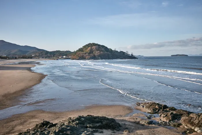 "고운 모래와 소나무 향기 가득?"... 부안 변산해수욕장, 서해의 숨은 보석