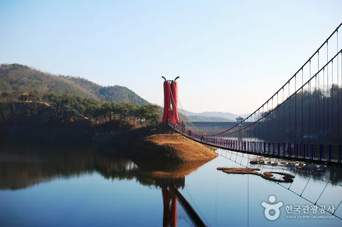 "물 위를 걷는 아찔함?"... 충남 천안 천장호, 그림 같은 출렁다리 명소