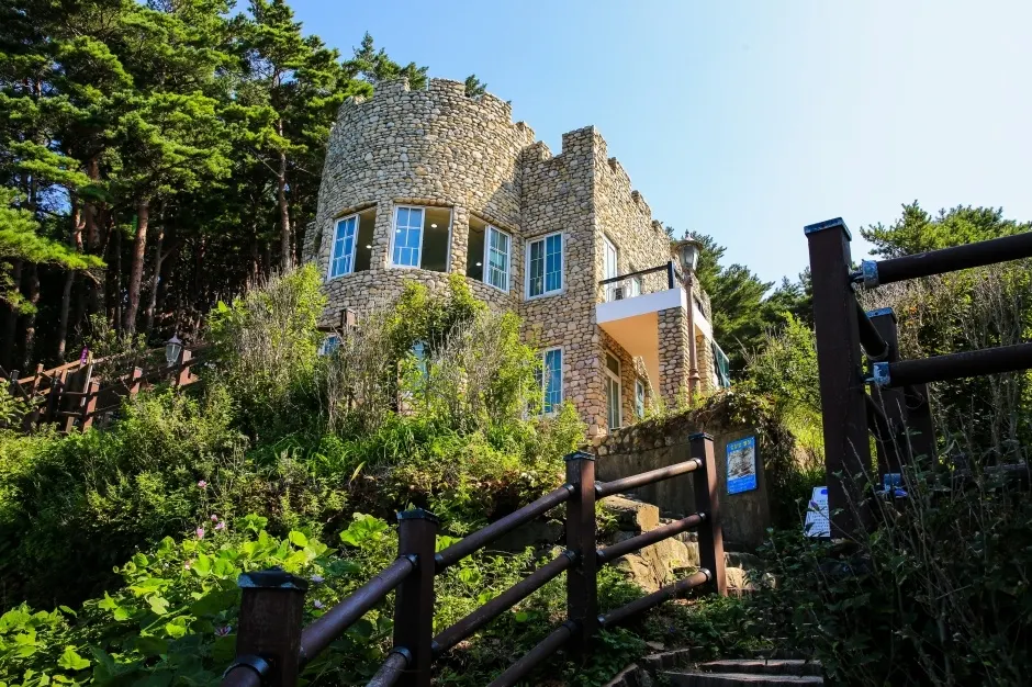 "A Glimpse into the Past: Kim Il-sung's Villa at Hwajinpo?"... Gangwon's Hwajinpo Castle, a Stark Reminder of Division
