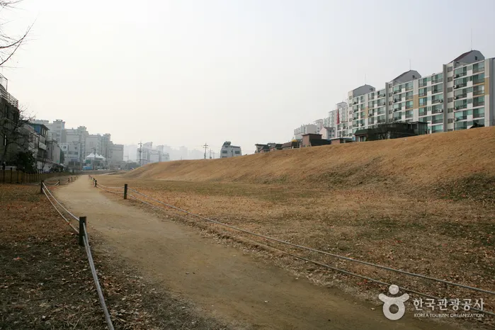 Pungnap-dong Toseong Fortress (서울 풍납동 토성)