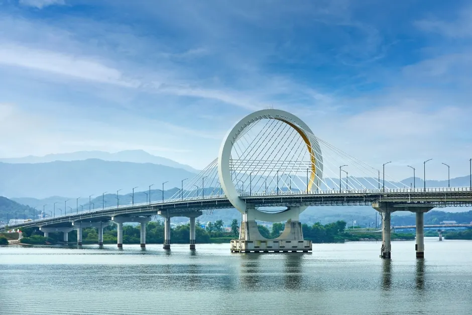 "A Curve of Steel Over Tranquil Waters?"... Chuncheondaegyo Bridge, Gangwon's Lakeside Icon