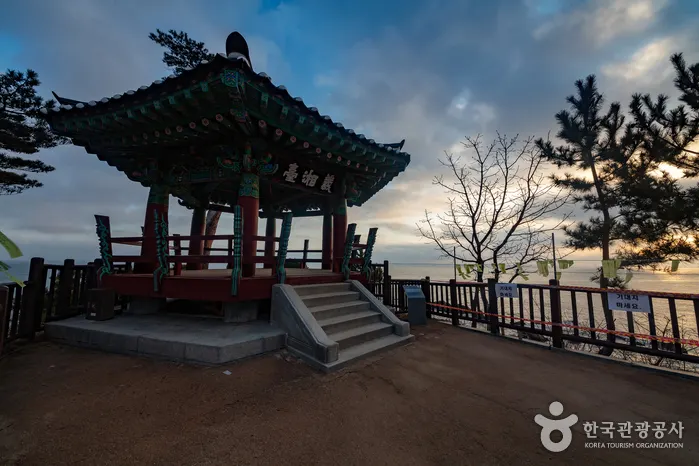Uisangdae Pavilion (낙산사 의상대)
